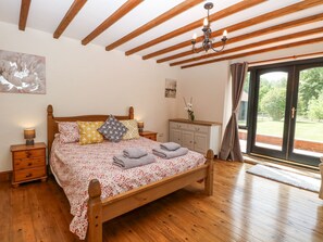 5 bedrooms, individually decorated, individually furnished, free WiFi