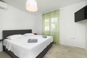 2 bedrooms, iron/ironing board, free WiFi, bed sheets