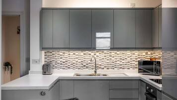 Kühlschrank, Mikrowelle, Ofen, Herdplatte