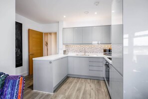 冷蔵庫、電子レンジ、オーブン、コンロ