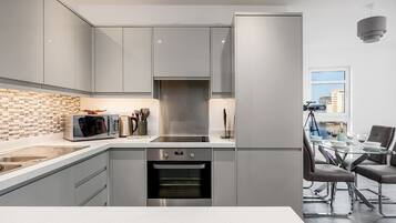 Refrigerador, microondas, horno, placa de cocina