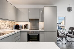 Refrigerador, microondas, horno, placa de cocina