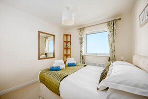 2 bedrooms, iron/ironing board, WiFi, bed sheets - Island's Edge- Moments from Hamworthy Beach (Poole)