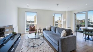 Smart TV - Elegant 2-Bed Retreat Near Canary Wharf (Greater London)