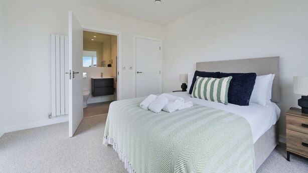 2 bedrooms, iron/ironing board, free WiFi, bed sheets - Elegant 2-Bed Retreat Near Canary Wharf (Greater London)