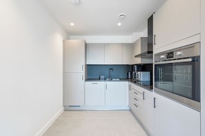 Refrigerador, microondas, horno, placa de cocina