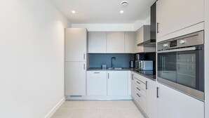 Fridge, microwave, oven, stovetop - Elegant 2-Bed Retreat Near Canary Wharf (Greater London)