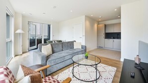Smart TV - Elegant 2-Bed Retreat Near Canary Wharf (Greater London)