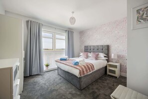 2 habitaciones, tabla de planchar con plancha, wifi y ropa de cama 