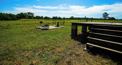 Quaint Rustic Comfort Cabin, Fire Pit, Lakeside & Country Views, Near Ren Fest