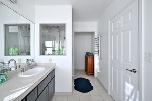 Sèche-cheveux, serviettes fournies, savon, shampoing