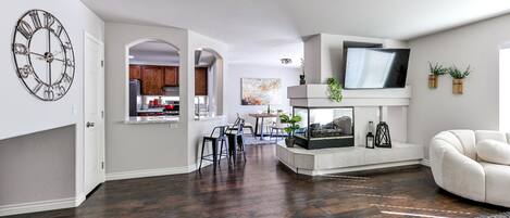 Smart-tv, eldstad, bordsfotboll och ett bordtennisbord