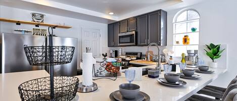 Een koelkast, een microgolfoven, een oven, een kookplaat