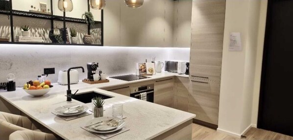 Frigorífico, microondas, horno y placa de cocina
