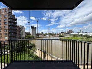 Property grounds - Modern Riverside 1BR • Balcony • Canary Wharf – Book Now! (Greater London)