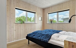 5 bedrooms, travel crib, free WiFi