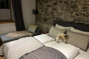 WiFi, bed sheets