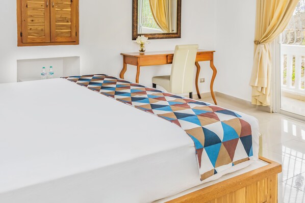 A hotel room with a bed, a desk, and a chair. - Hotel & Restaurant Chino (Samaná)