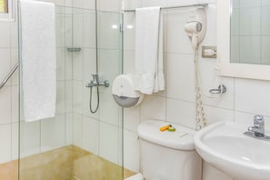 Buồng tắm vòi sen, máy sấy tóc, khăn tắm, xà phòng
