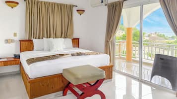Deluxe Room, Balcony, Bay View | Interior