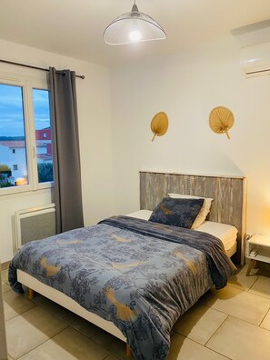4 bedrooms, iron/ironing board, WiFi, bed sheets - House in the hills above Aramon (Aramon)