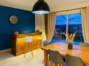 Dining - House in the hills above Aramon (Aramon)