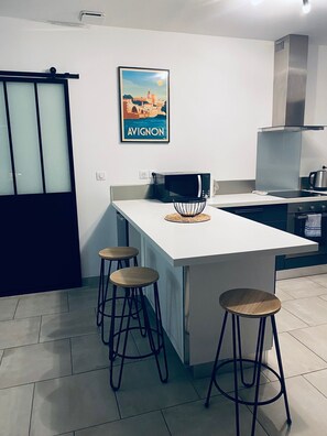 Micro-ondes, four, plaque de cuisson, lave-vaisselle