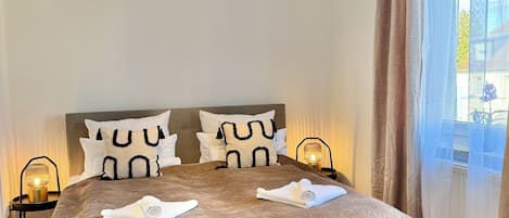 2 عدّة غرف نوم ومكواة/لوح كي وسرير سفر وواي فاي مجانًا