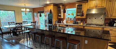 Microondas, horno, lavavajillas, cafetera/tetera