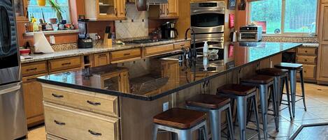 Microwave, oven, dishwasher, coffee/tea maker