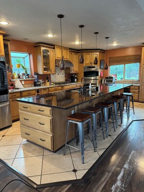 Mikrowelle, Ofen, Geschirrspüler, Wasserkocher mit Kaffee-/Teezubehör