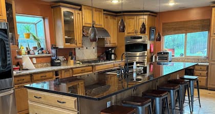 Potential wedding venue. 4-bedroom house. dog friendly. Extra travel trailers.