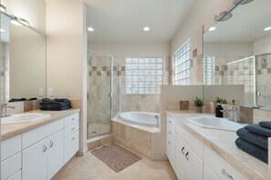 Shower, eco-friendly toiletries, hair dryer, towels - Villa Dom Pérignon, Sedona - Game room, Badminton, BBQ, Firepit, Hosts 20 guests (Sedona)