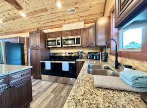 Kjøleskap, mikrobølgeovn, ovn og kokeplater