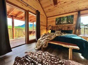 8 soverom, skrivebord, strykejern/-brett og reiseseng for barn