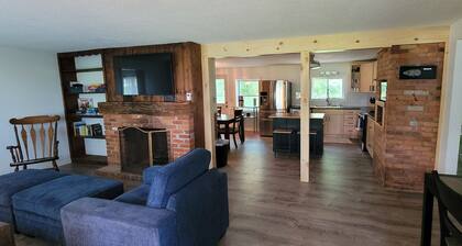Charming 3-bedroom 2 bathroom house steps from the public beach in Oak Harbor