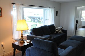 Smart TV, books - Charming 3-bedroom 2 bathroom house steps from the public beach in  Oak Harbor (Oak Harbor)