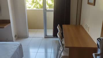 Suite | Blackout drapes, WiFi (free), bed sheets
