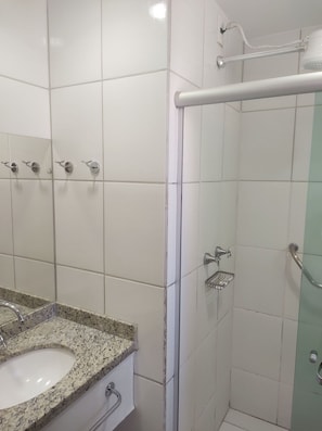 Appartement | Salle de bain | Douche, douche à « effet pluie », serviettes fournies, savon
