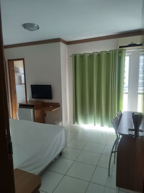 1 dormitorio, cortinas opacas, ropa de cama