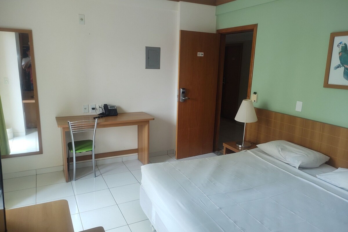 Cortinas blackout, wifi gratis y ropa de cama 