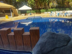 7 piscines extérieures, parasols de plage, chaises longues