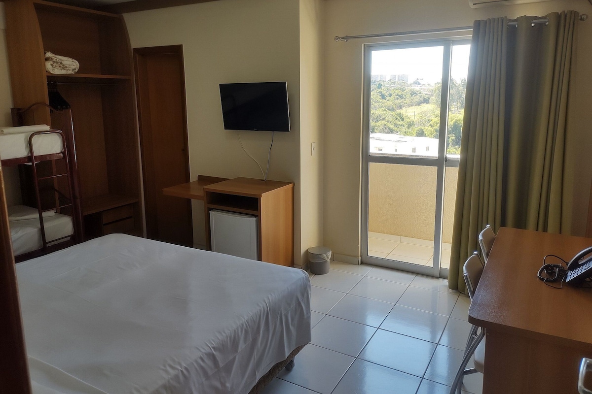 Cortinas blackout, wifi gratis y ropa de cama 