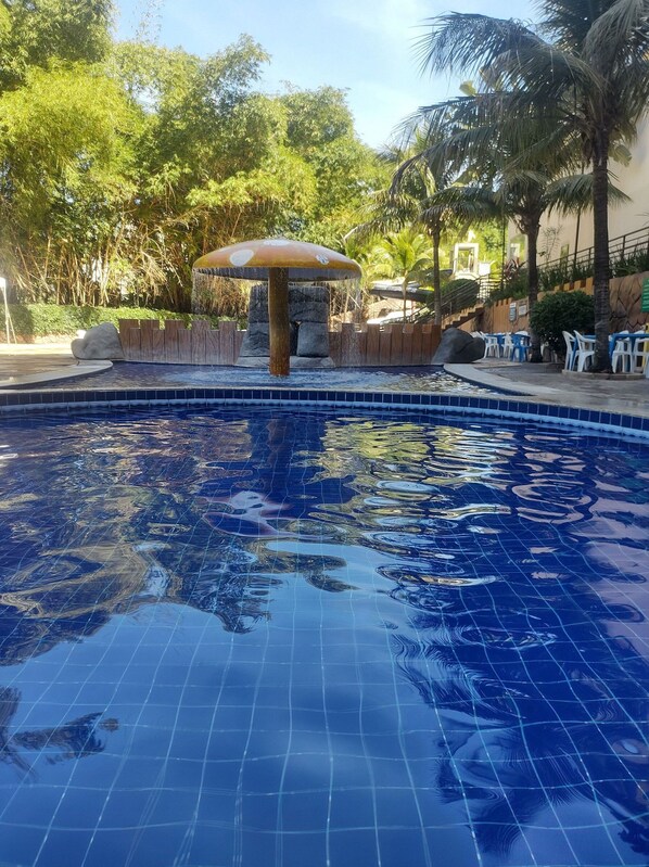 7 piscines extérieures, parasols de plage, chaises longues