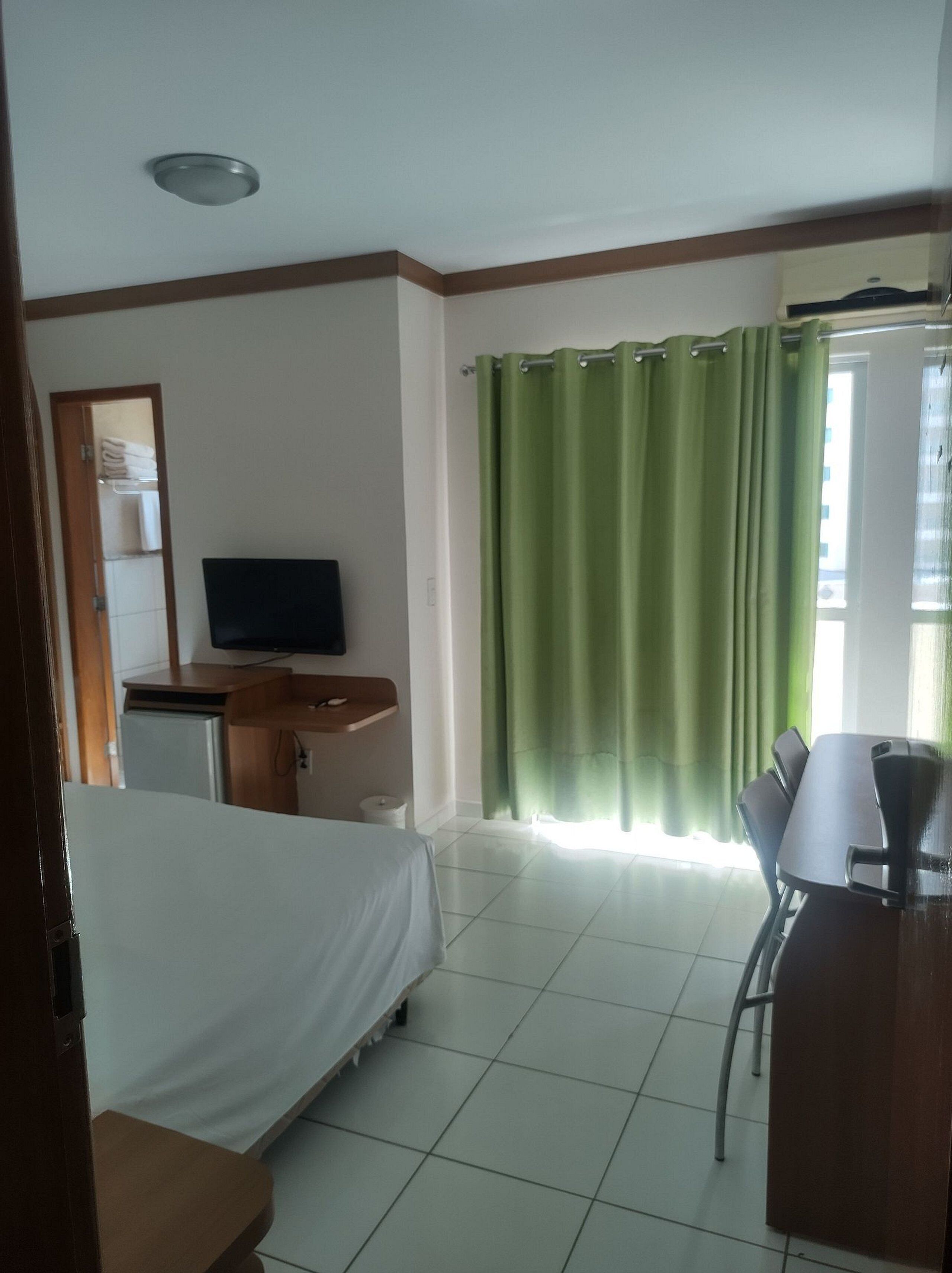 جناح بتجهيزات أساسية | ستائر تعتيم وواي فاي مجانًا وملاءات أسرّة