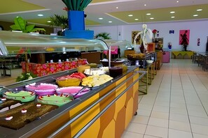 Suite | Dining -  Golden Dolphin Grand Hotel via Roberto Imoveis (Caldas Novas)