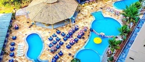 9 outdoor pools, pool umbrellas, pool loungers