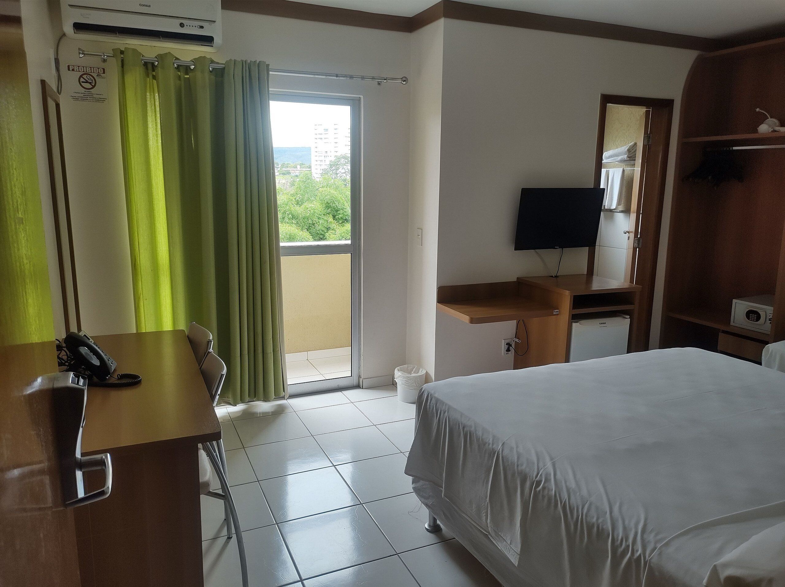 Blackout drapes, free WiFi, bed sheets