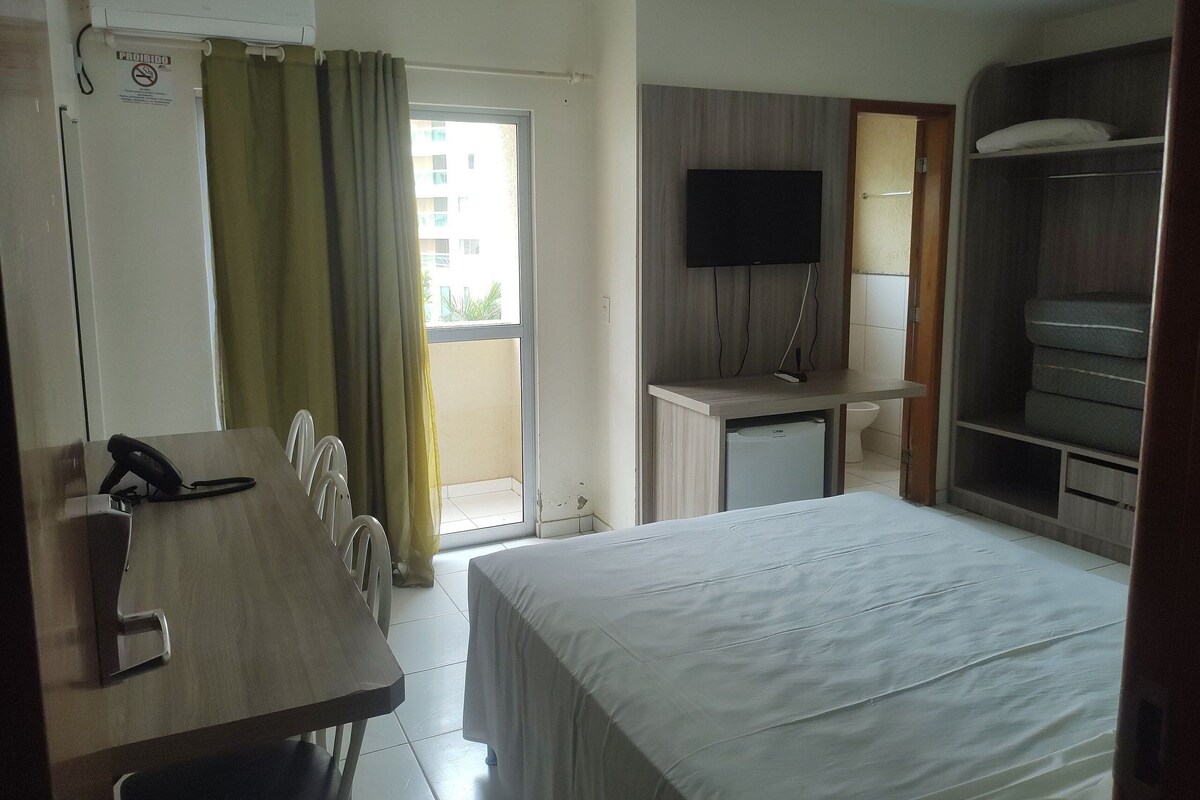 Cortinas blackout, wifi gratis y ropa de cama 