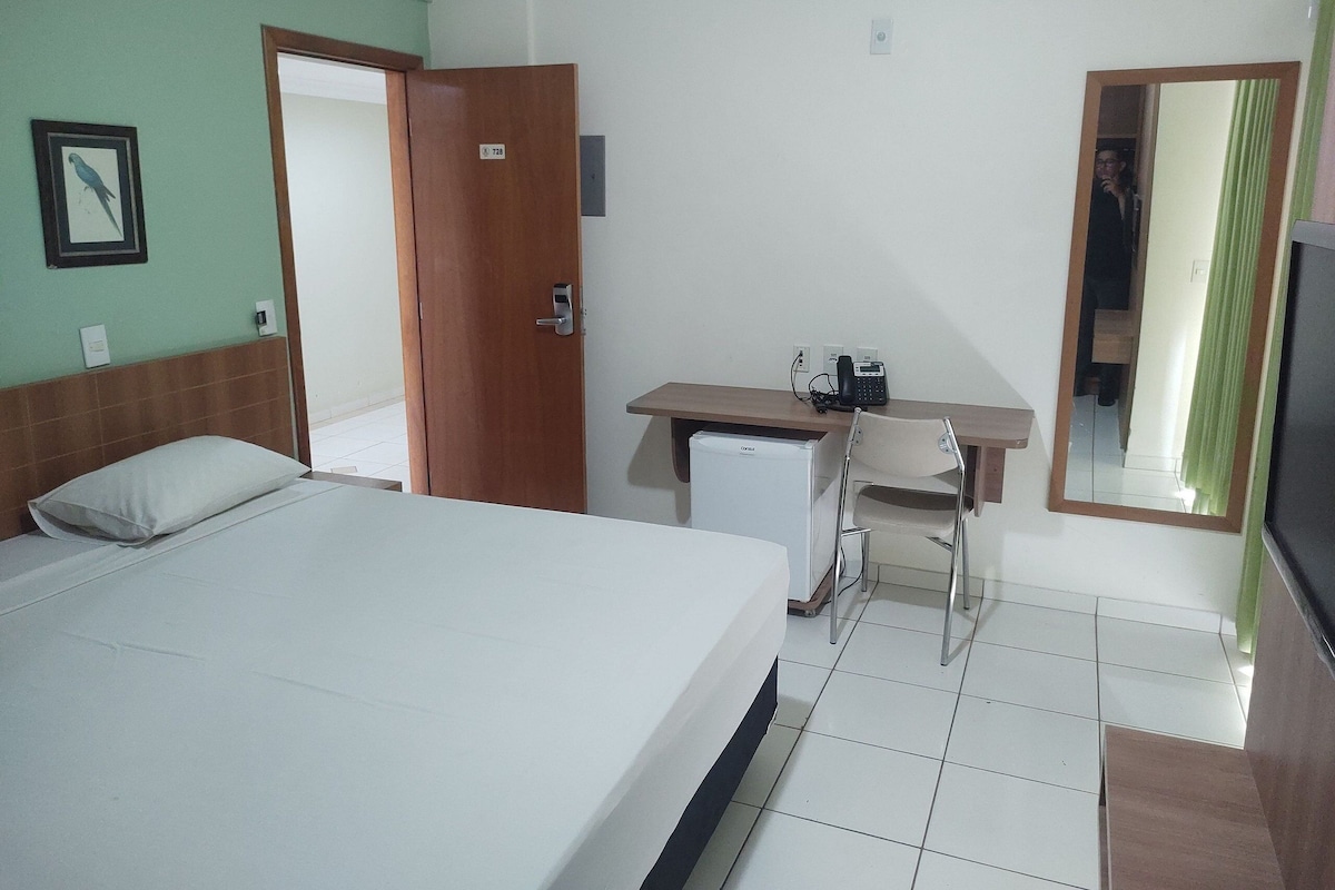 Cortinas blackout, wifi gratis y ropa de cama 